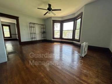 Main picture of 409 E 3rd St