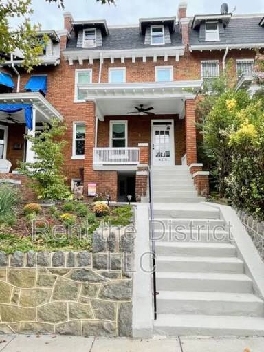Main picture of 4215 7th St NW