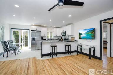 Main picture of 7678 La Jolla Blvd