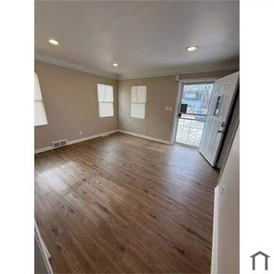 Main picture of 13516 Glastonbury Ave