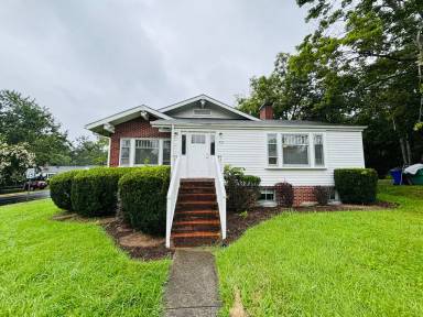Main picture of 901 S Main St