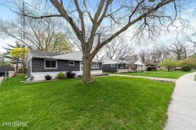 Main picture of 916 Delano Ave