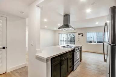 Main picture of 1333 N Martel Ave