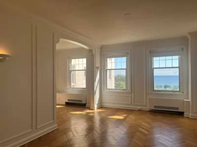 Main picture of 925 E Wells St