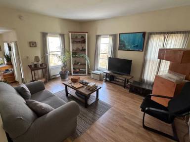 Main picture of 4 Oak St