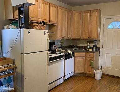 Main picture of 2315 N Greenview Ave