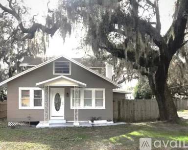 Main picture of 2216 W Woodlawn Ave