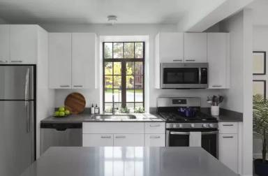 Main picture of 2020 W Diversey Ave