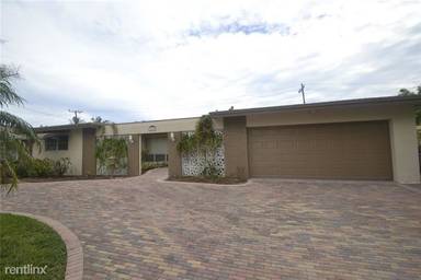 Main picture of 2020 NE 62nd St