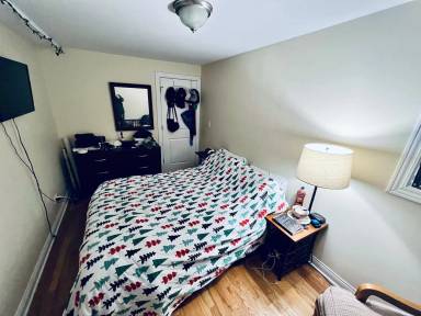 Main picture of 817 W 34th Pl