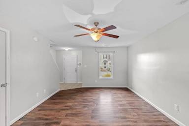 Main picture of 100-106 W Murrow Ln