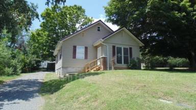Main picture of 706 N Burn Rd