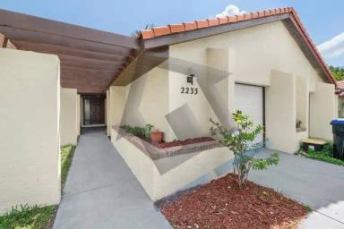 Main picture of 2233 Greenview Cir