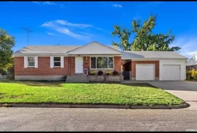 Main picture of 985 Maple St