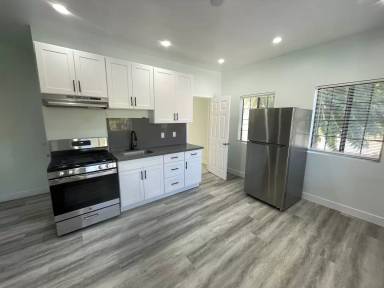 Main picture of 2221 Michigan Ave