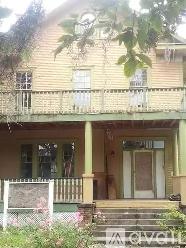 Main picture of 421 W 37th St