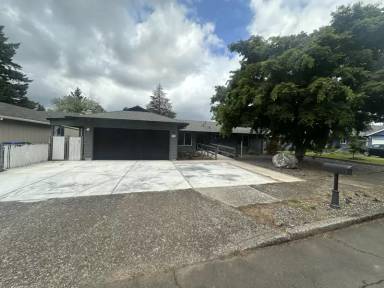 Main picture of 633 SE 156th Ave