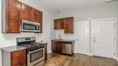 Main picture of 1743 W Erie St