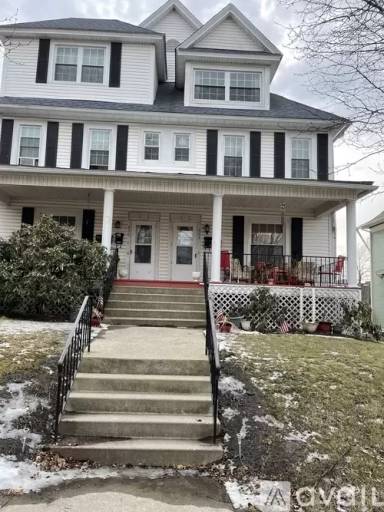 Main picture of 830 Woodlawn St