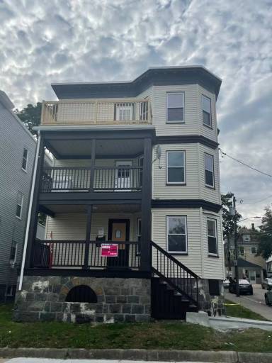 Main picture of 18 Harvard St
