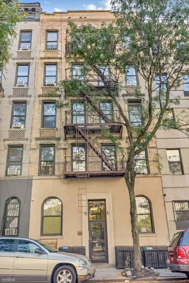 Main picture of 414 W 49th St