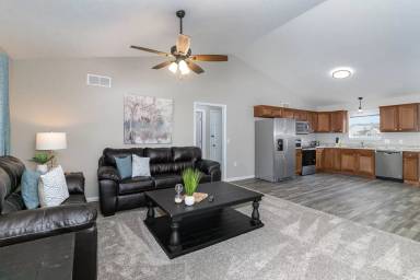 Main picture of 10 E Persimmon Dr