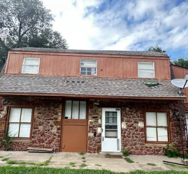 Main picture of 202 E 2nd St