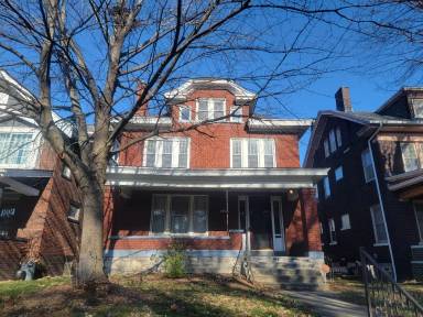 Main picture of 1860 Oak St