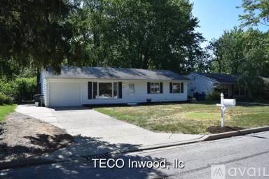 Main picture of 1360 Hollyview Dr
