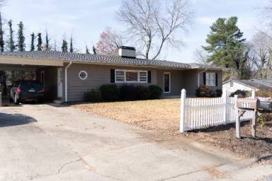 Main picture of 717 Circle Dr NE