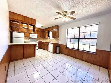 Main picture of 1410 E South Ave