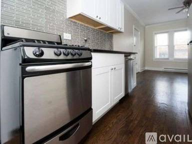 Main picture of 646 W Roscoe St
