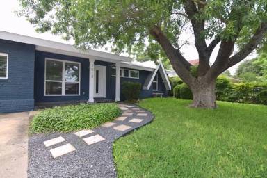 Main picture of 7513 Carriage Dr