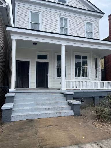 Main picture of 611 W 39th St