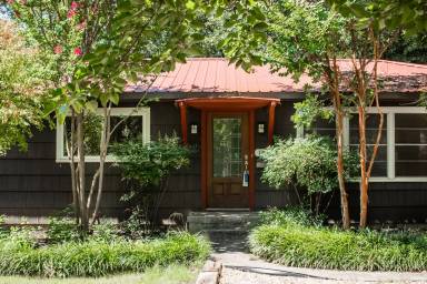 Main picture of 1641 N Oakland Ave