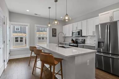 Main picture of 6719 Charlotte Pike