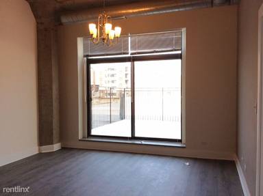 Main picture of 2036 S Michigan Ave