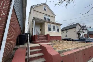 Main picture of 572 Christopher St