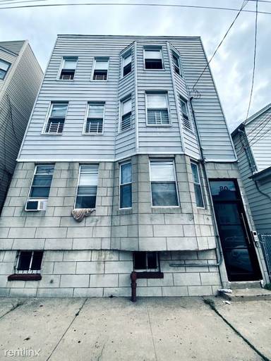 Main picture of 82 Prospect Ave
