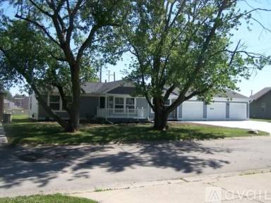 Main picture of 122 Larkspur Dr