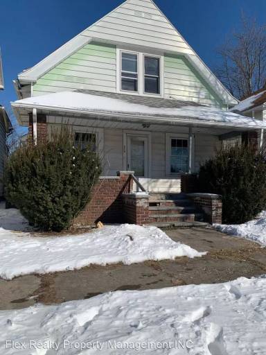 Main picture of 319 E Streicher St