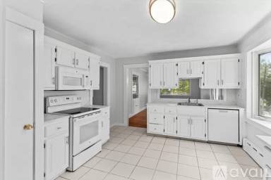 Main picture of 2181 Centre St