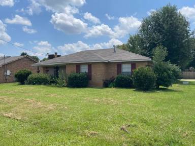 Main picture of 1609 Deatsville Hwy