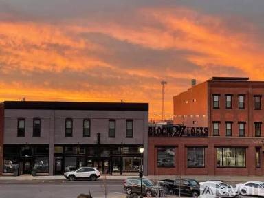 Main picture of 737 W 1st St