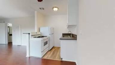 Main picture of 450 S Venice Blvd
