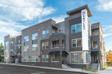 Main picture of 650 N College Ave