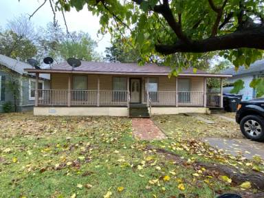 Main picture of 810 W Day St