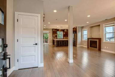 Main picture of 1225 NE Holland St