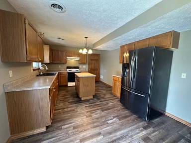 Main picture of 2400 Hardwood Rd