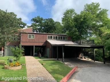 Main picture of 1605 Wolf Pen Ct